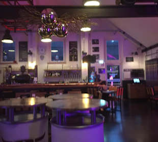 Theke und stilvolle Einrichtung