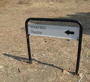 Beschilderung in Teos