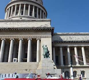 Das Capitol mit Oldtimer