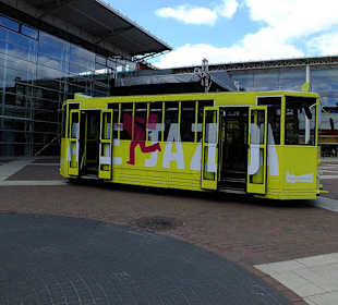 "tramwaj" wożący ludzi na terenie Manufaktury