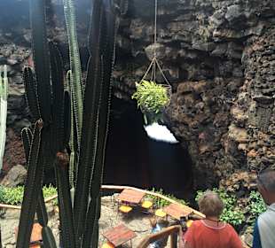 Euin bewundernder  Blick in die Tiefe