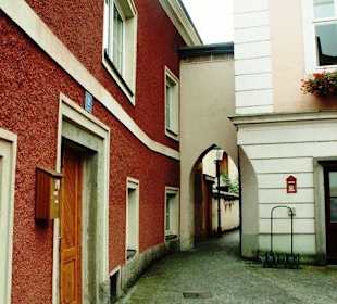 Schmaler Durchgang bei Rathaus
