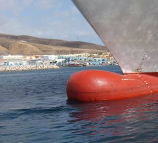 Hafen mit Bug der Fähre