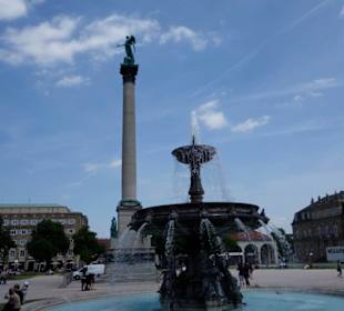 Brunnen mit Säule auf dem Schlossplatz