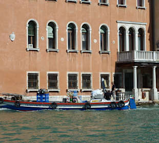 Frachtverkehr auf dem Canale Grande