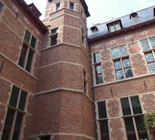 Vom Innenhof Blick in die Höhe