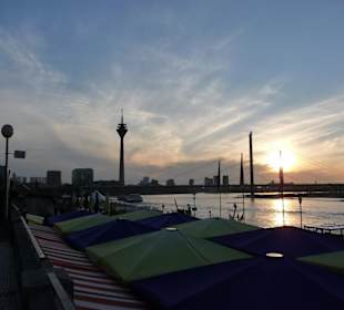 Düsseldorf abends am Rhein