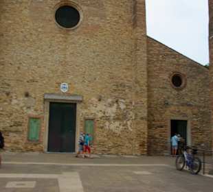Die Kirche gleich daneben