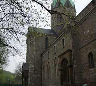 Vorplatz der Abtei mit seitlichem Eingang