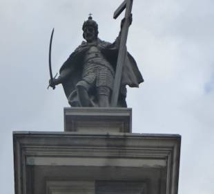 Sigismund mit Schwert und Kreuz auf der Säule