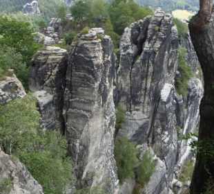 Blick auf die Felslandschaft im Bastei-Massiv