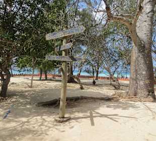 Wegweiser nach Mombasa und London