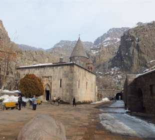 Widok na klasztor z głównego wejścia.