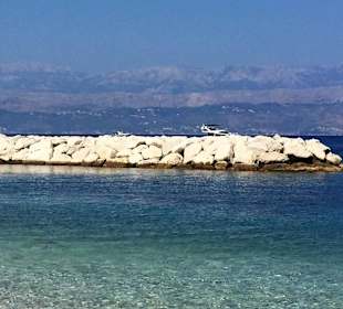 Strand gegenüber Hotel
