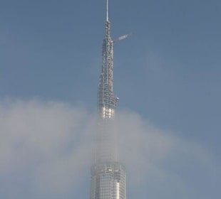 Burj Dubai zwischen den Wolken