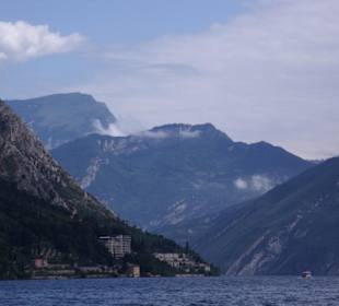 Widok na jezioro Garda z portu w Limone