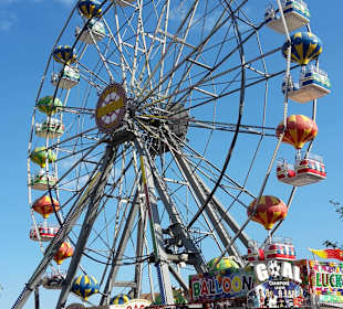 Auf der Promenade. Dahinter beginnt der Shoppingwah