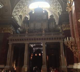 Wnętrze bazyliki św. stefana