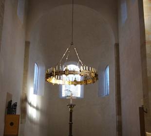 Radleuchter über dem Altartisch