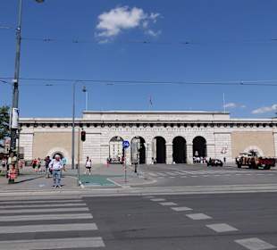 Äußeres Burgtor von der Ringstraße gesehen