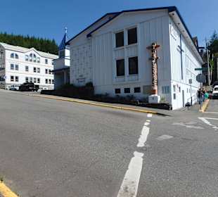 Kirche mit Totem davor