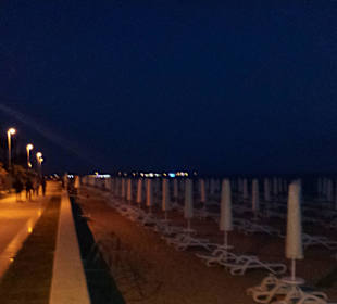 Strandpromenade bei Nacht