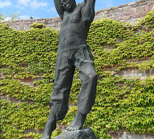 Die Plastik „Aufsteigender“ in Magdeburg