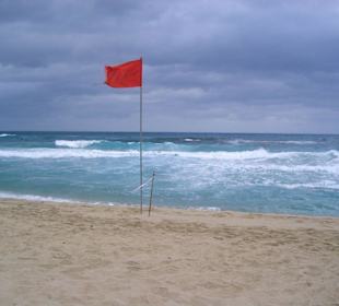 Rote Fahne - Baden verboten - zu hoher Wellengang