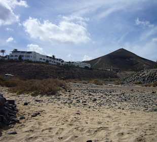 Steiniger Sandstrand