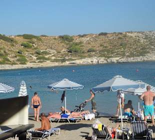 Kleiner mittlerer Strand bei Kosta's Bar 