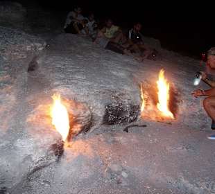 Der brennende Berg bei Nacht
