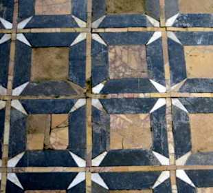 Kunstvoller Mosaikboden aus Marmor