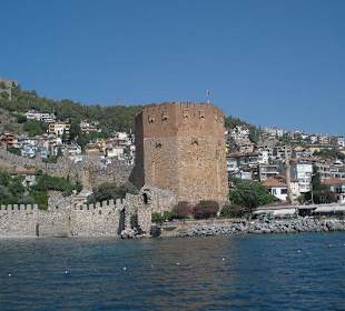 Roter Turm am Hafen von Alanya