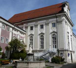 Altes Stadttheater mit Brunnen