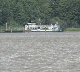 Eines der Ausflugsschiffe auf dem Meer