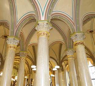 Alte Pracht im Café