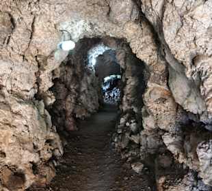 Tunnel (Weg zum Strand)