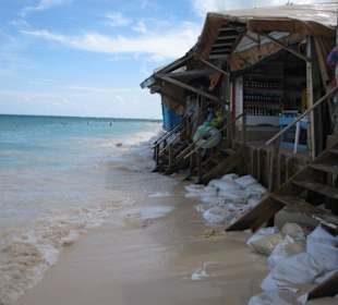 Einkaufen am Strand (viel Handeln)