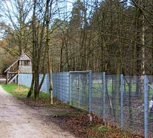 Gehege mit Aussichtsturm