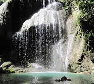 Wasserfall mitten im Dschungel