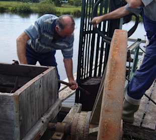 Ein Torfstecher / Heber bei der Arbeit !