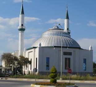 Zentralmoschee um die Ecke. fehlt nur noch das Dach des Mitt