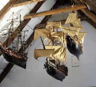 Alte Seehandelschiffe unter der Decke des Museum