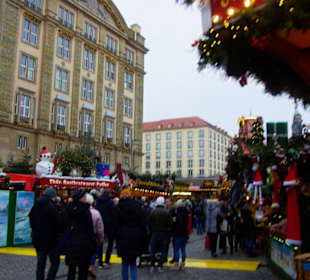 Entlang den Buden ein Rummel