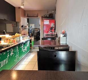 Blick auf Tresen und in den Gastraum