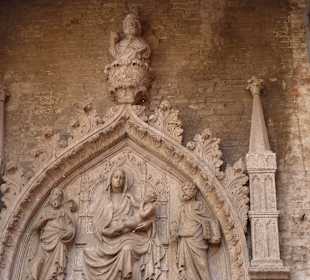 Verzierung über einem Durchgang