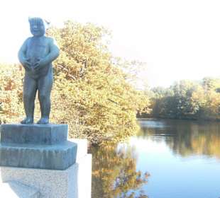 Kleines Menschenkind im Vigeland-Park
