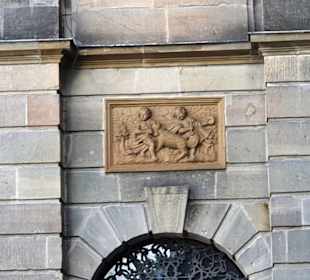 Steinbilder am Schloss