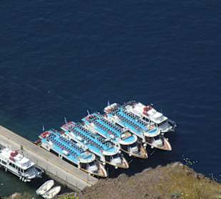 Tenderboote in Santorin in Warteposition