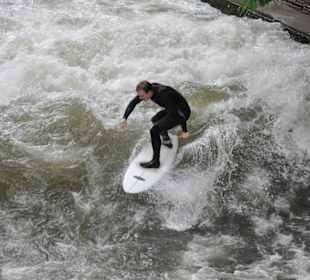 Wellenreiten im Eisbach